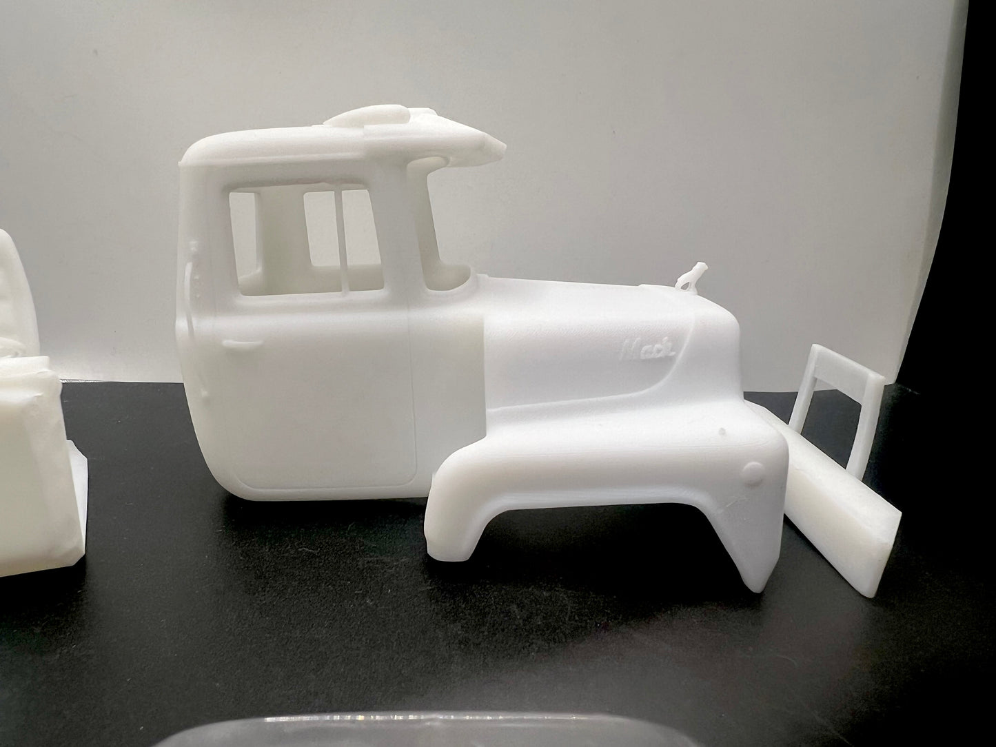 Mack DM 600 / U-Serie (Fiberglas-Stil), Umbausatz für LKW-Modelle aus Kunstharz, Maßstab 1:24, 1:25, 1:32, 1:34