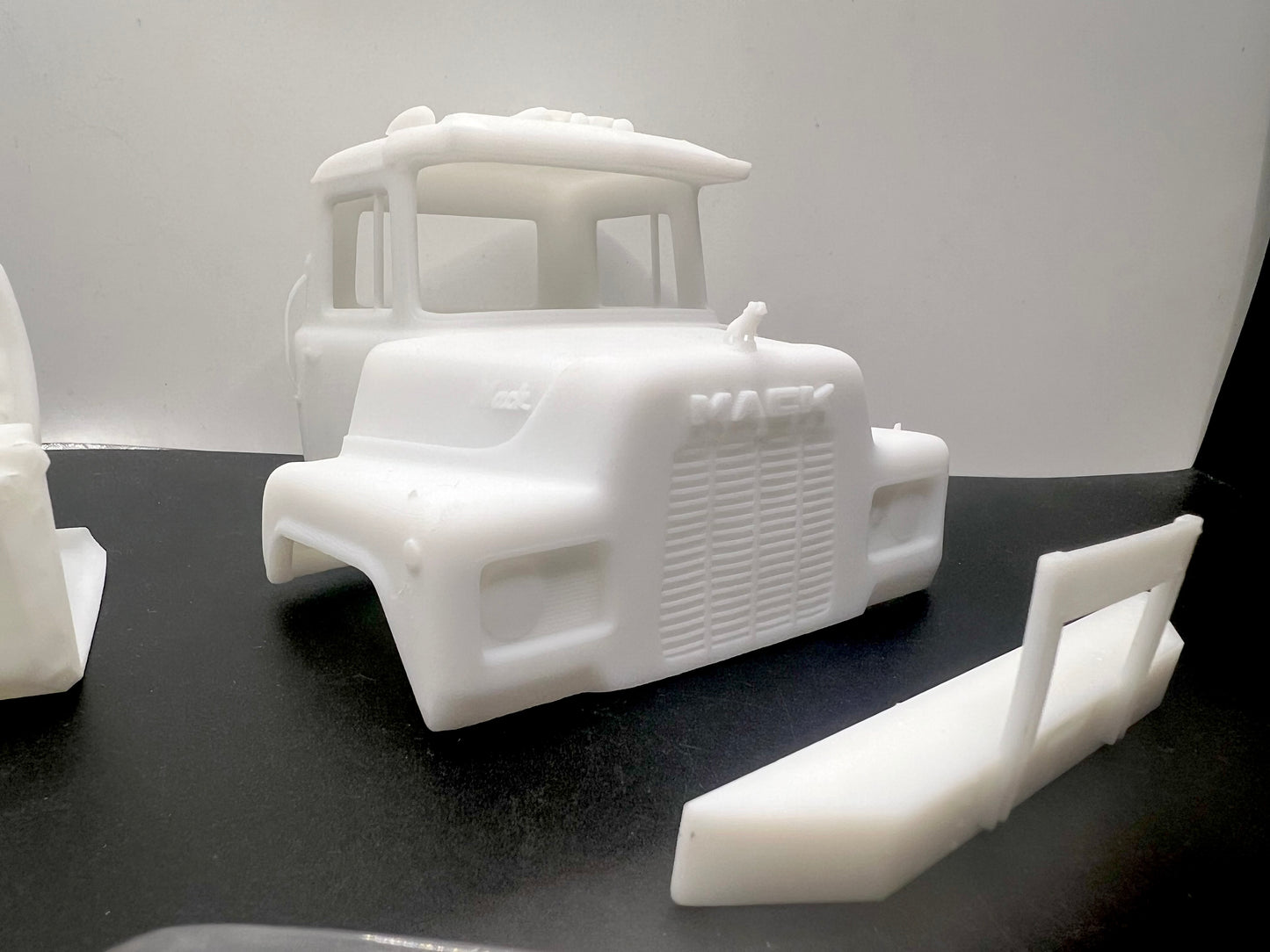 Mack DM 600 / U-Serie (Fiberglas-Stil), Umbausatz für LKW-Modelle aus Kunstharz, Maßstab 1:24, 1:25, 1:32, 1:34