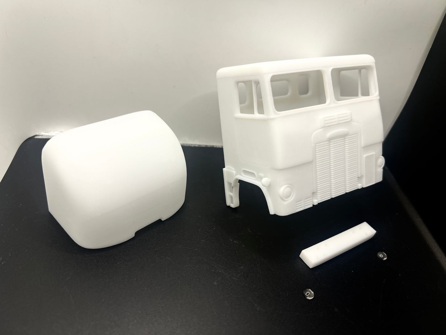 White Freightliner Cab Over (COE) Model Truck Conversion Day Cab 1/25 Scale for AMT