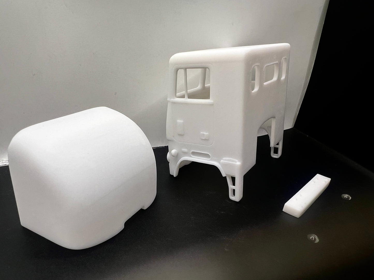 White Freightliner Cab Over (COE) Model Truck Conversion Day Cab 1/25 Scale for AMT