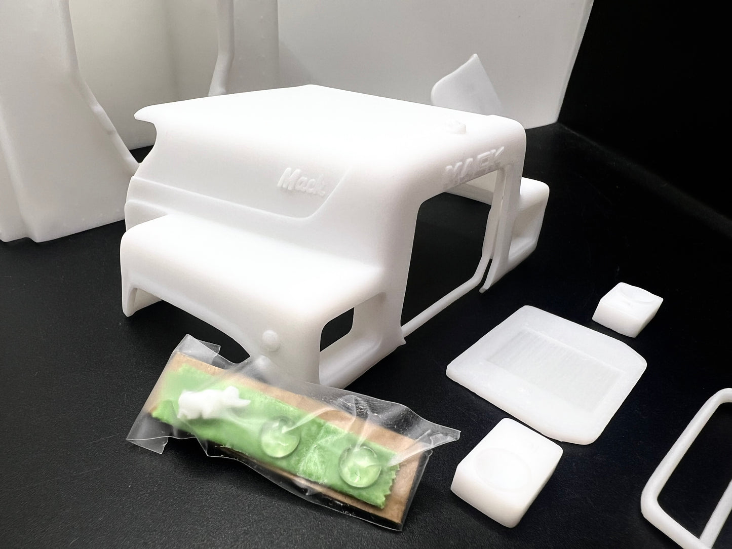 1/25 Resin Mack RS 700L Rubber Duck Conversion Parts for 1/25 AMT R Model Truck Kit